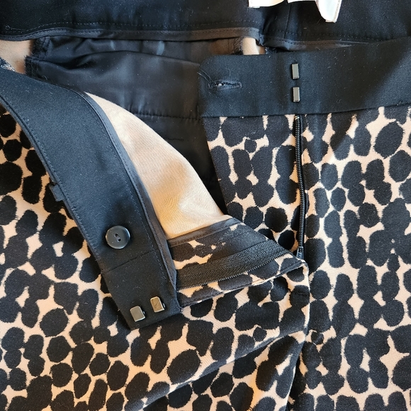 Loft size 6, Cropped Pants, Like New, 97% Cotton, 3% Spandex, Black Spots - Picture 7 of 8
